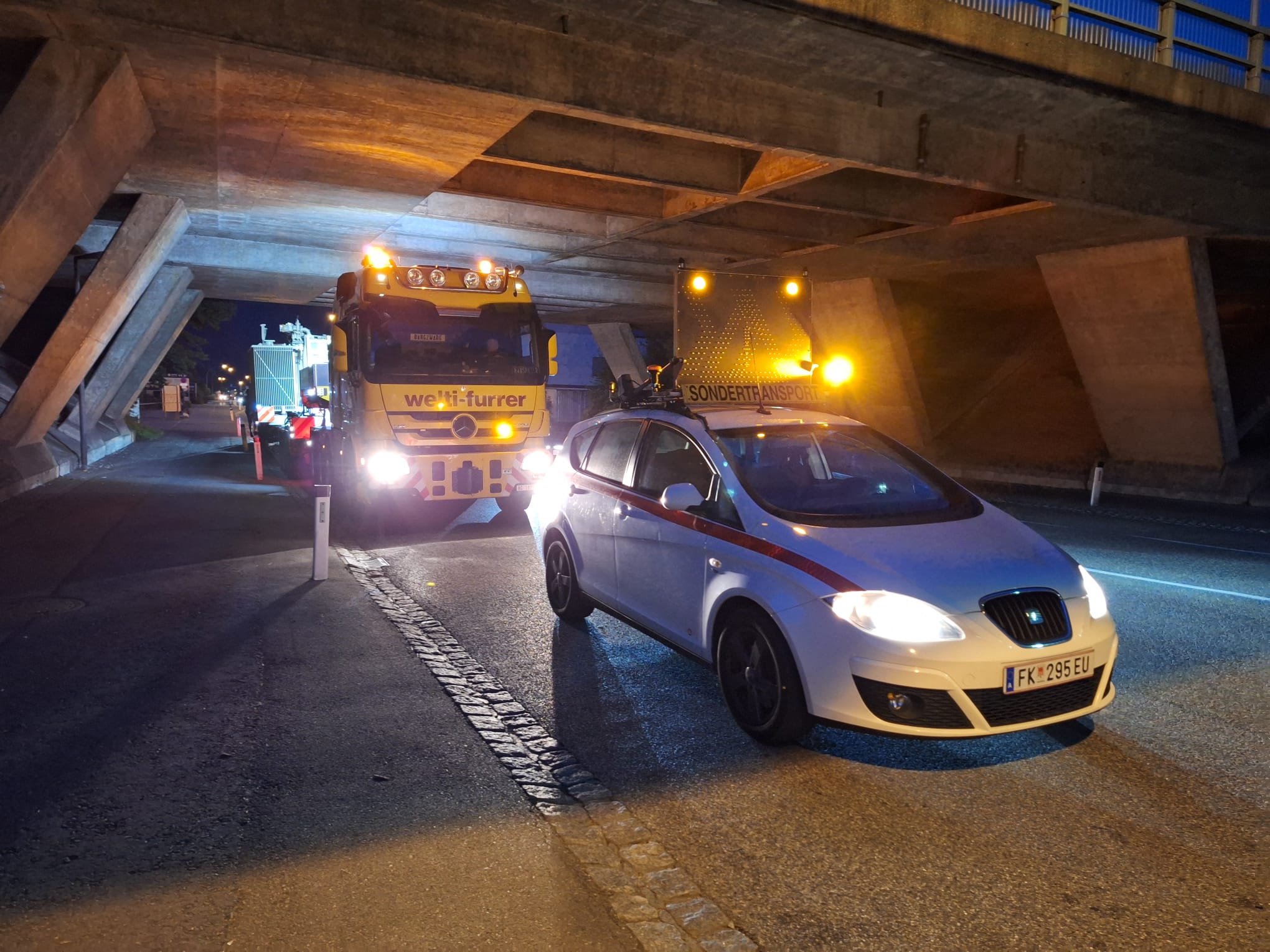 Nachtbegleitung unter Brücke