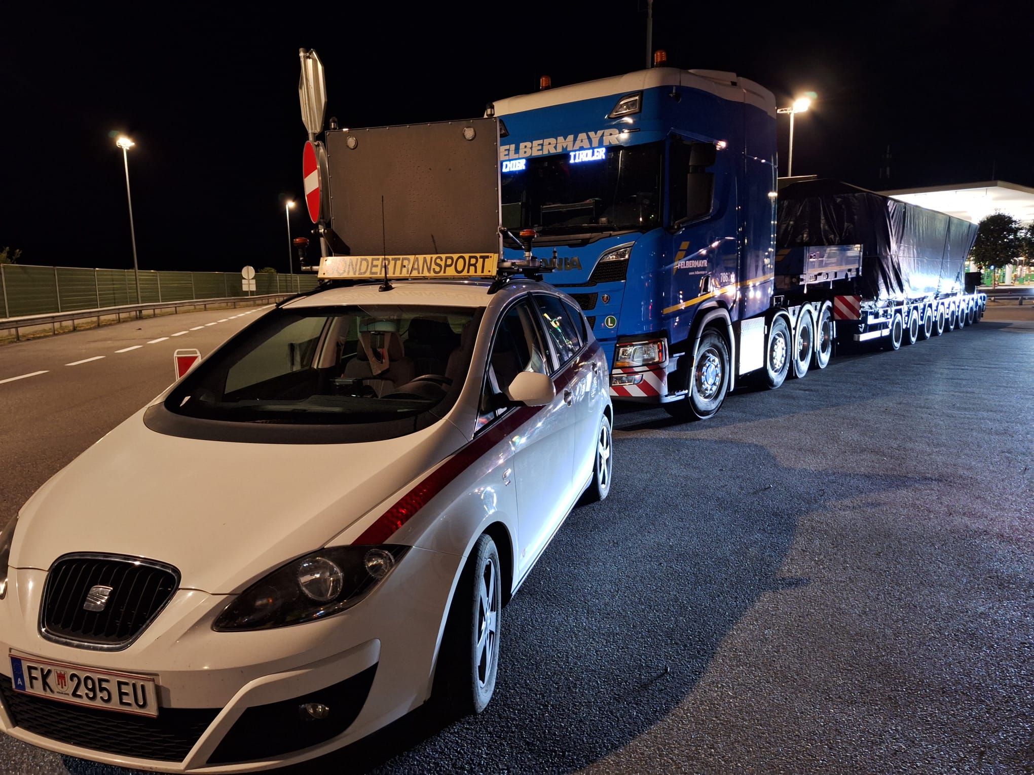 Schwertransport mit Begleitung